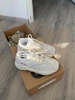 Yeezy boost 700, Adidas, Beige, Nieuw, Ophalen of Verzenden