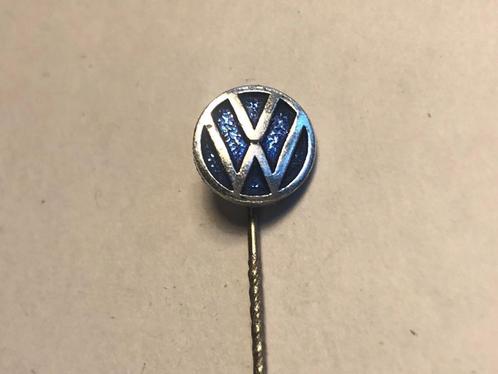 Metalen VW VOLKSWAGEN AUTOMERK Speld (Blauw/Aluminiumkleur)., Verzamelen, Speldjes, Pins en Buttons, Zo goed als nieuw, Speldje of Pin