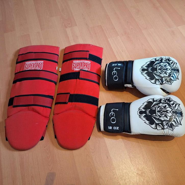 Leo bokshandschoenen 12oz (zgan) en scheenbeschermers mt M, Sport en Fitness, Boksen, Zo goed als nieuw, Bokshandschoenen, Ophalen of Verzenden