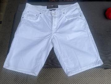 Witte Jacob Cohen bermuda W38 beschikbaar voor biedingen