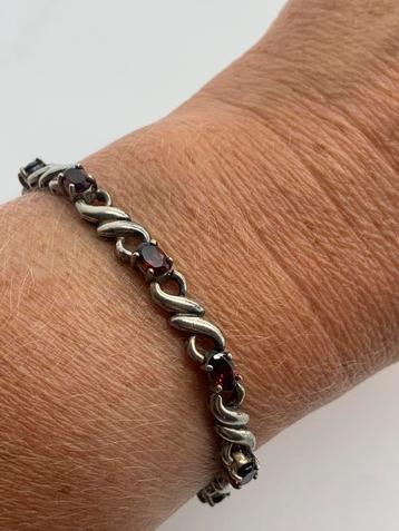 X475 Prachtige zilveren armband rode stenen beschikbaar voor biedingen