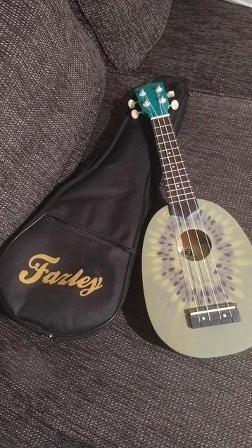 Finley Kiwi Ukelele + Draagzak - Zo goed als nieuw! beschikbaar voor biedingen