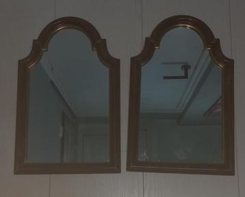 2 leuke spiegels met gebogen bovenkant  beschikbaar voor biedingen