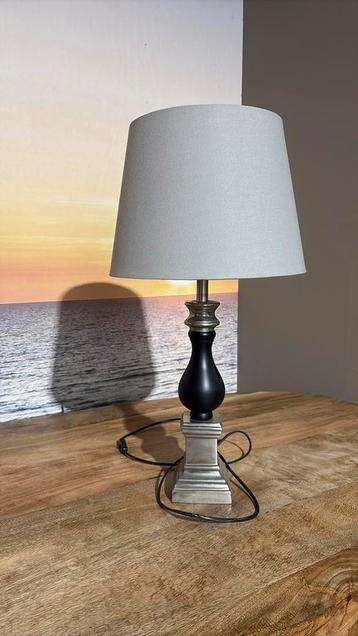 Mooie tafellamp 60 cm hoog beschikbaar voor biedingen
