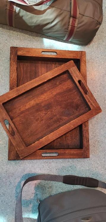 Set van 2 houten design-dienbladen beschikbaar voor biedingen