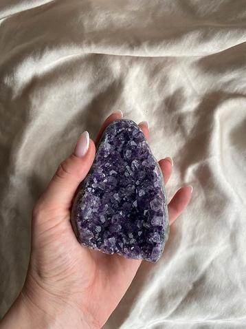 Amethyst geode uit Uruguay 385 gram amethist edelsteen beschikbaar voor biedingen