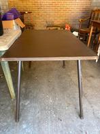 Degelijke tafel van Mecalit, Ophalen
