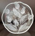 Retro Glazen Reliëf Tulpen Schaal Op Voet van Walther Glas, Ophalen of Verzenden