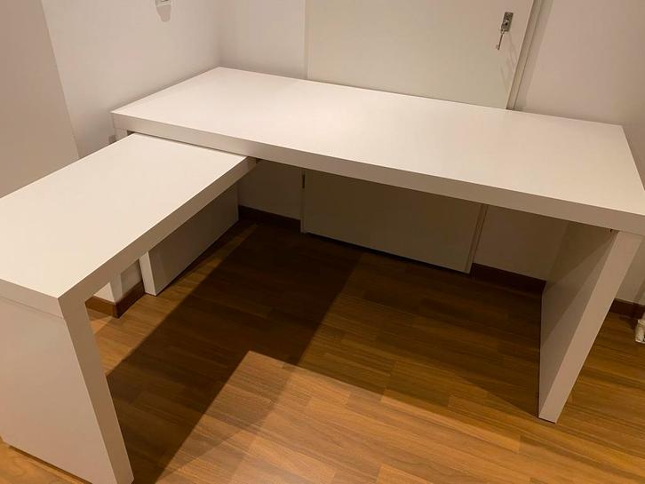 Wit Malm bureau IKEA + uittrekbaar blad - Zo goed als nieuw, Huis en Inrichting, Bureaus, Zo goed als nieuw, Bureau, Ophalen