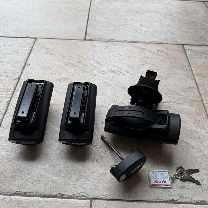 Thule Voetenset - Universeel voor open lengte dakrail, Auto diversen, Dakdragers, Gebruikt, Ophalen of Verzenden