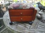 voetenbankje met laatjes en wieltjes met d gobelin stof, Antiek en Kunst, Curiosa en Brocante, Ophalen of Verzenden