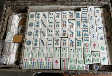 Mah-jongg vintage koffer met heel veel stenen en fiches beschikbaar voor biedingen