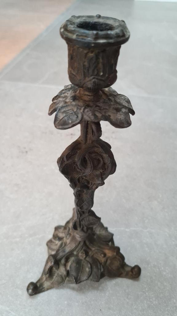 Antieke Bronzen Kandelaar met Bloemmotief, Antiek en Kunst, Antiek | Kandelaars, Koper of Brons, Ophalen