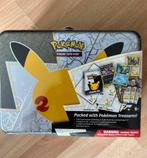 Pokemon Celebrations Collectors Chest Tin Nieuw Anniversary, Hobby en Vrije tijd, Verzamelkaartspellen | Pokémon, Ophalen of Verzenden