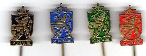4 speldjes KNVB VOETBAL BOND LEEUW VOETBALLER (A7), Verzamelen, Speldjes, Pins en Buttons, Verzenden, Gebruikt, Overige onderwerpen