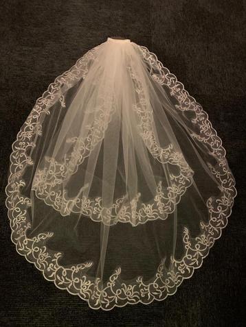 Dubbellaags sluier beschikbaar voor biedingen