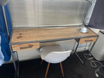 Houten Kyan bureau beschikbaar voor biedingen