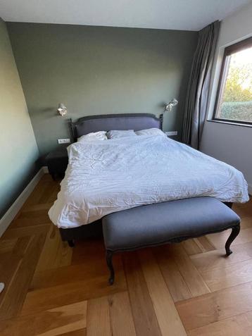 Mooi barokken boxspring met bedbank en nachtkastjes  beschikbaar voor biedingen