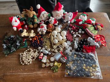 Een groot lot vintage en jonger kerstversiering in 1 koop beschikbaar voor biedingen