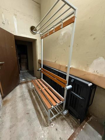 Vintage garderobe / Retro / kleedkamerbank met kapstok beschikbaar voor biedingen