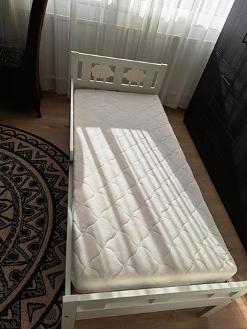 Goed onderhouden kinderbed met matras beschikbaar voor biedingen