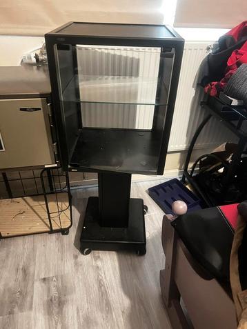 Vitrine/audio kastje met glazendeur beschikbaar voor biedingen