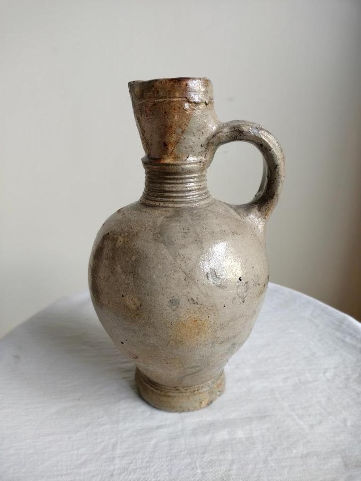 kruik, Bouffioulx, Siegburg, bodemvondst steengoed, 17e eeuw, Antiek en Kunst, Antiek | Keramiek en Aardewerk, Ophalen of Verzenden