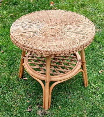 vintage rotan tafeltje ( € 25 ) beschikbaar voor biedingen