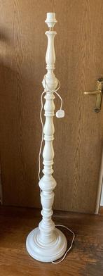 Brocante witte lampenvoet - vloerlamp, Huis en Inrichting, Lampen | Vloerlampen, Brocante, 100 tot 150 cm, Gebruikt, Hout