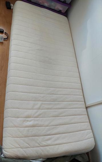 Eénpersoons koudschuim matras 90 x 200 cm met wasbare hoes beschikbaar voor biedingen
