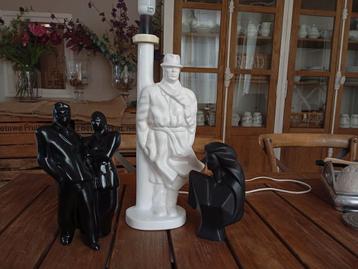 : De sculpturen van Lindsey B, man bij de lantaarn  beschikbaar voor biedingen