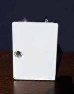 Vintage wit medicijnkastje, kastje met metalen knopje, Gebruikt, Vintage, Ophalen of Verzenden, Nvt