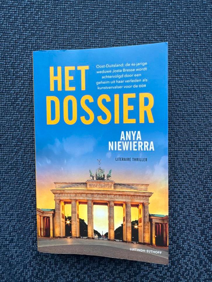 Het Dossier - Anya Niewierra, Boeken, Thrillers, Zo goed als nieuw, Nederland, Ophalen of Verzenden