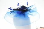 Fascinator blauw polyester met veren op een haarclip 1 size, Ophalen of Verzenden, Zo goed als nieuw, One size fits all, Hoed