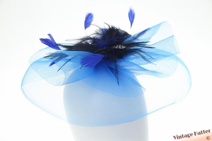 Fascinator blauw polyester met veren op een haarclip 1 size, Kleding | Dames, Hoeden en Petten, Zo goed als nieuw, Hoed, One size fits all