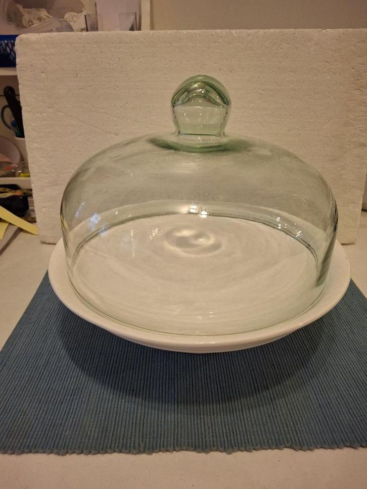 Mooie witte aardewerk taartplateau met glazen stolp, Huis en Inrichting, Keuken | Servies, Zo goed als nieuw, Schaal of Schalen