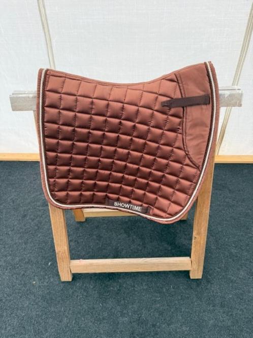 Zadeldek bruin howtime HB Showtime Lake View Dressuur Dekje, Dieren en Toebehoren, Paarden en Pony's | Dekens en Dekjes, Nieuw