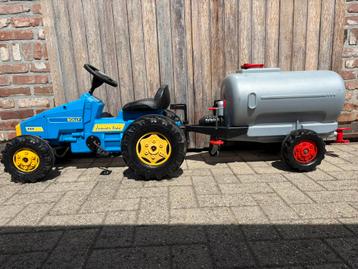 Retro traptractor met watervat beschikbaar voor biedingen