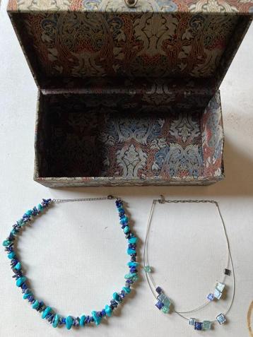 2 Halskettingen mét sieraden doos. beschikbaar voor biedingen