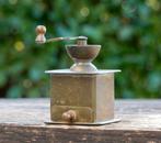 Oud koffiemolentje Koffiemolen miniatuur koper 4 x 6 cm, Letterkast letterbak miniaturen vitrinekast, Gebruikt, Ophalen of Verzenden