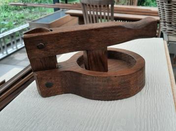 Old Hand - Made Nostalgische Retro Antieke Eiken Notenkraker beschikbaar voor biedingen