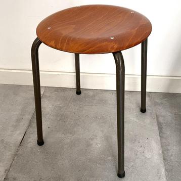 Vintage, retro, industriële schoolkruk, atelierkruk, kruk beschikbaar voor biedingen