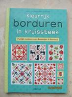 NIEUWSTAAT Boek Kleurrijk BORDUREN in KRUISSTEEK Deltas 2014, Ophalen of Verzenden, Zo goed als nieuw, Aurelle et al., Borduren en Naaien