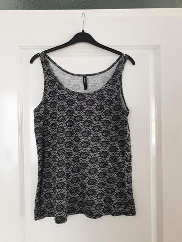 Grijs met zwart gebloemde top maat L van Flame
 beschikbaar voor biedingen