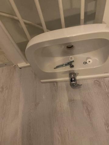 Wastafel met kraan beschikbaar voor biedingen
