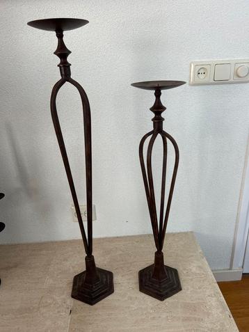 Set van 2 stalen kandelaars beschikbaar voor biedingen