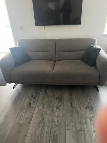 New Couch + Comfortable Chair beschikbaar voor biedingen
