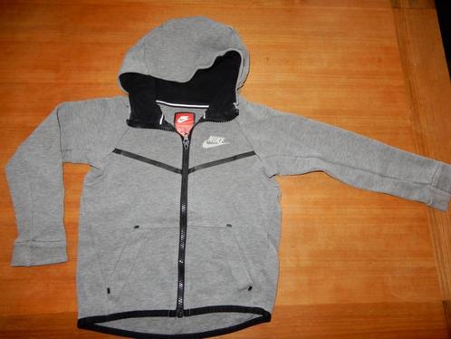 Nike sweatvestje / vest in grijs mt 110 / 116, Kinderen en Baby's, Kinderkleding | Maat 110, Zo goed als nieuw, Jongen, Trui of Vest