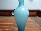 Sierlijk opaline vaasje in blauw, 24 cm., Italie, Antiek en Kunst, Ophalen of Verzenden