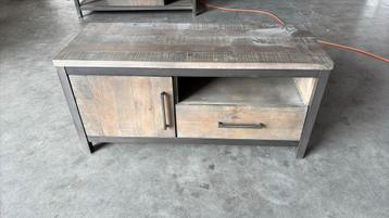 TV-meubel – 114 cm breed – strak en functioneel ontwerp beschikbaar voor biedingen